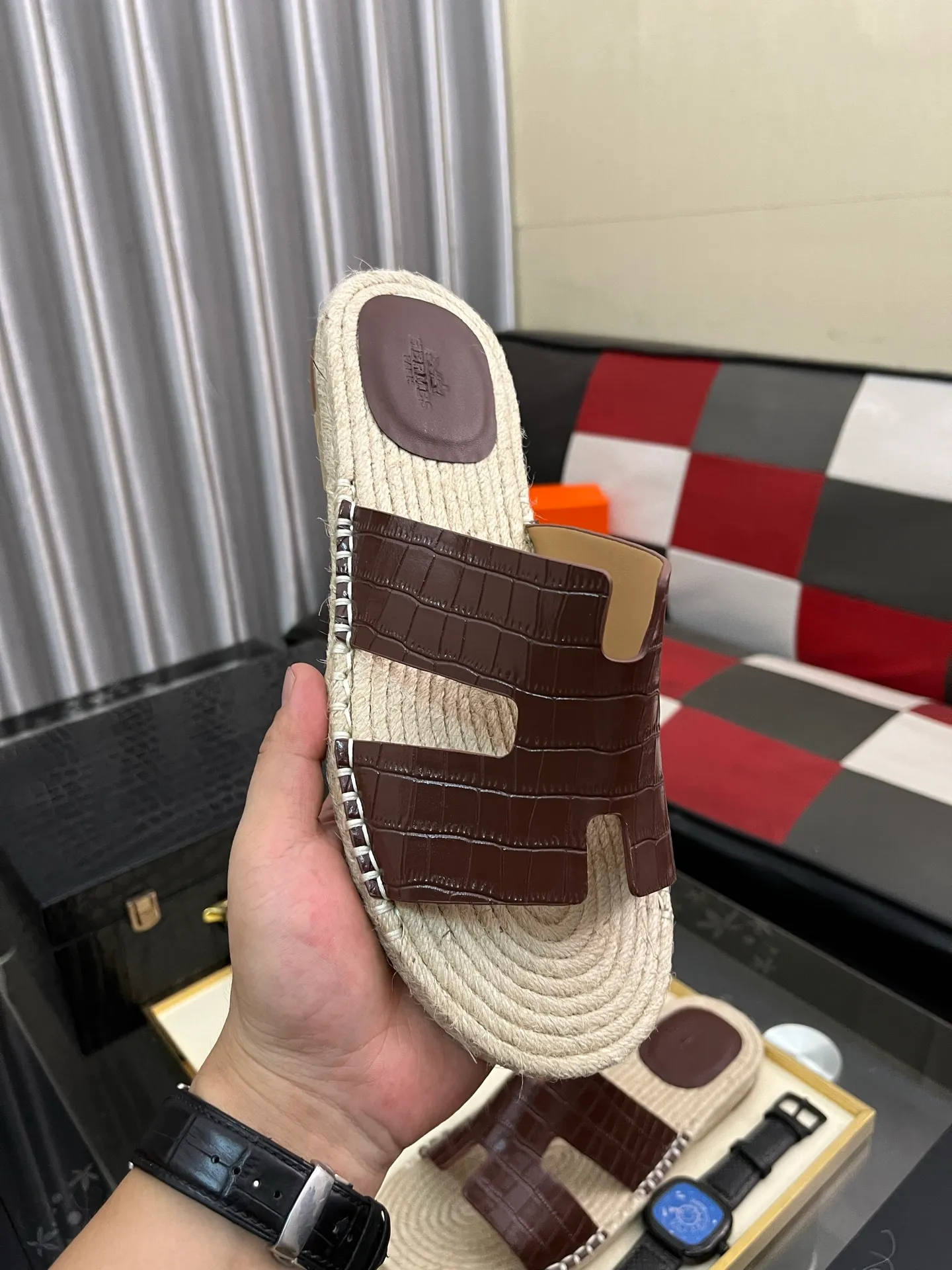 Men's shoes 💰340⌚️⌚️《HERMES》Hermes 💁♂️Men's casual slippers, compare the quality at the counter🧚🏿♂️ The upper layer has a stone pattern with clear texture, showing high-end, high-end, comfortable to wear and versatile. Purely hand-pulled, raw rubber breathable outsole, breathable and comfortable lambskin lining, 100% comfortable density, original rubber outsole wear-resistant code number 38-44. Can be customized 45-46-47